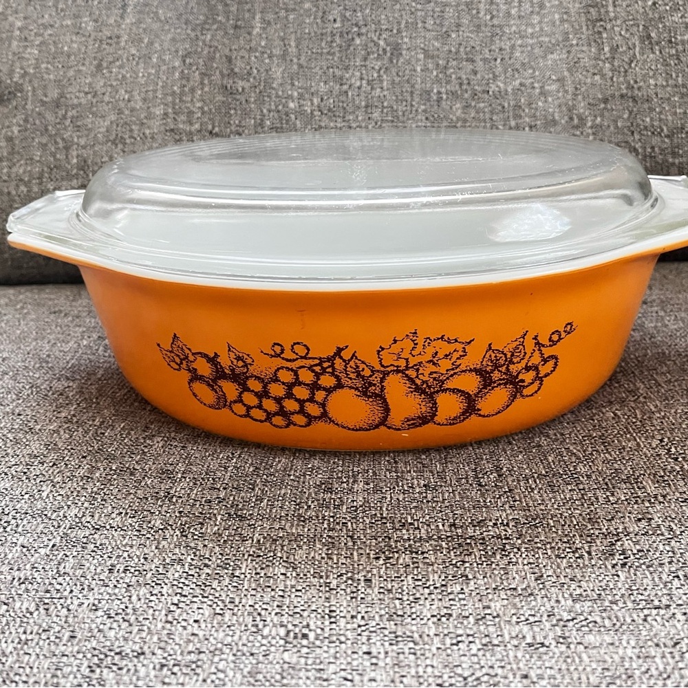 Pyrex Old Orchard2.5 qt.  Casserole Dish with lid 045